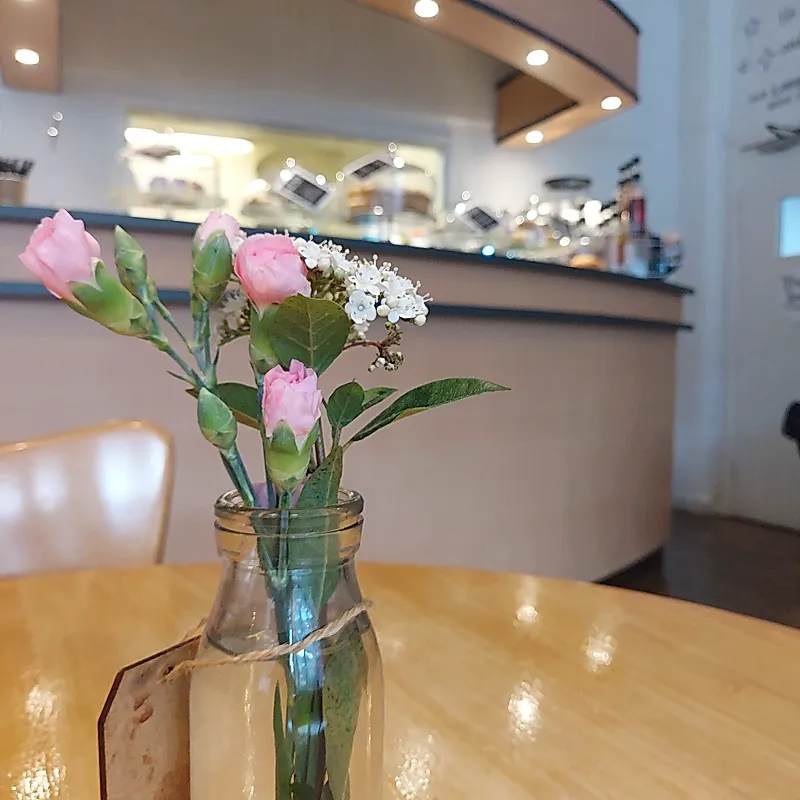 Fresh flowers on a cafe table